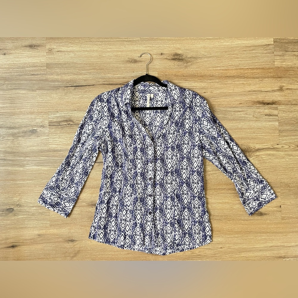 Size is a Large. Blue and white diamond pattern button up.